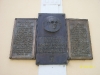 Три меморіальні таблиці, вмонтовані в будівлю на площі Б. Хмельницького, 10