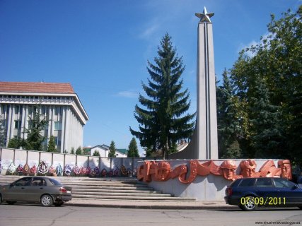 Монумент Слави  на честь загиблих  у Великій Вітчизняній війні 1941-1945 років, збудований на вул. Карпатської Січі
